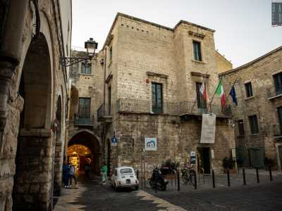 ...e dopo aver affiancato la Chiesa di San Giuseppe giriamo a destra in strada Sagges. Qui si erge l�edificio che ospita la collezione, risalente al periodo tra la fine del XII e gli inizi del XIII secolo